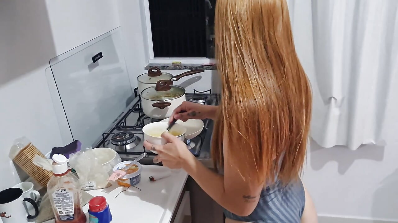 Mršava žena u kuhinji - Sofia Felix