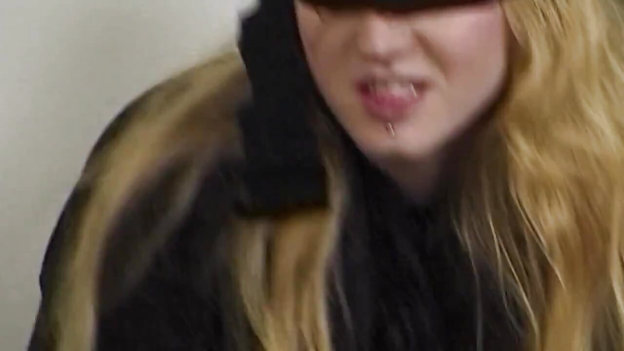 Z zasłoniętymi oczami blond dziwka zerżnięta przez Creepy Masked Stud