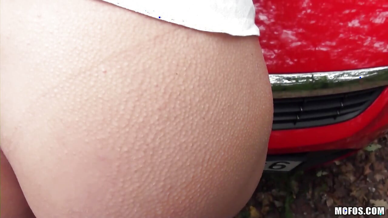 Stranded Teens - Morena Leyla Peachbloom && Thomas Take the Pulse of His Dick Before She Sucks Him em um carro
