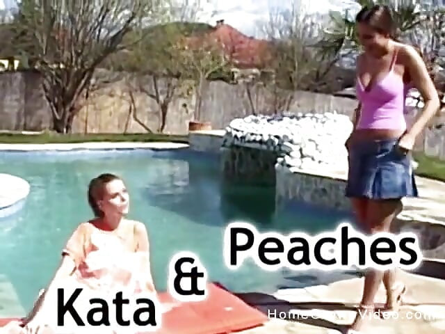 כיף לסבי ליד הבריכה