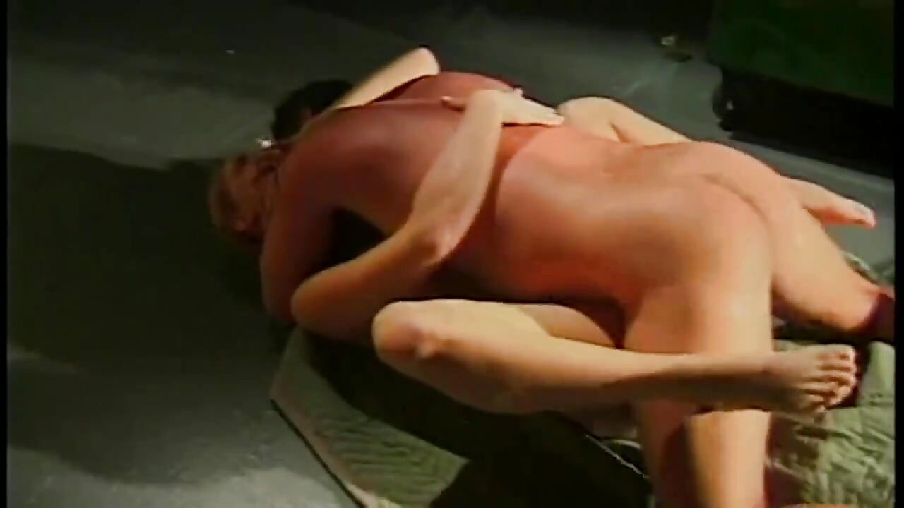 Gefesselte rothaarige MILf nimmt tief anal und ins gesicht