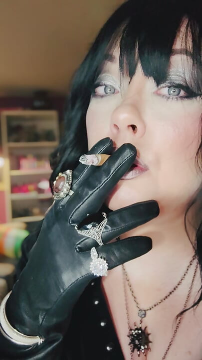 โกธิคผมดําสูบบุหรี่ - สาวสวยตัวใหญ่ Tina Snua สูบบุหรี่ด้วยถุงมือหนังและเครื่องประดับ