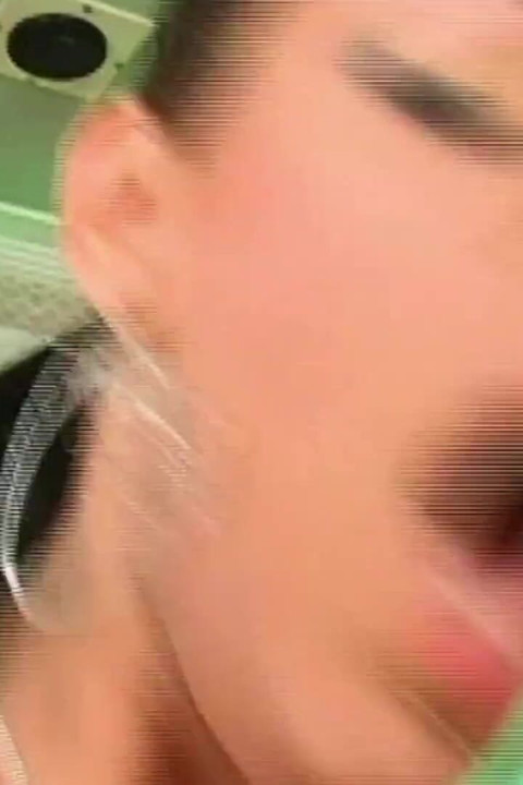 Azgın transeksüel yakışıklı bir adam tarafından prezervatifsiz stilde göt deliğini siktiriyor