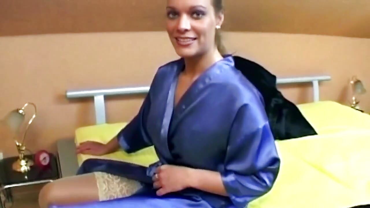 Rubia con grandes tetas monta polla y juguetes