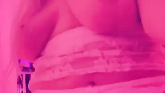 Aku ingin memegang tubuhmu dekat dengan tubuhku datang ke tempat tidur?