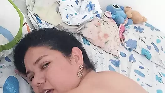 Sütlü lezzetli bir yarak emiyor