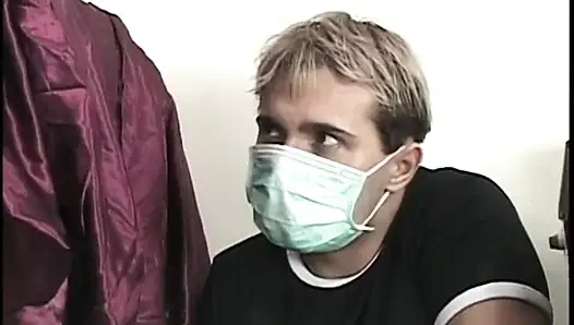 Два бисексуальных медсестры шаловлива с молодой крошкой у доктора