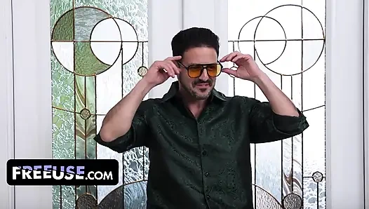 Elise london mengadakan pesta seks liar dan mengundang tiga cowok sekaligus untuk memeknya