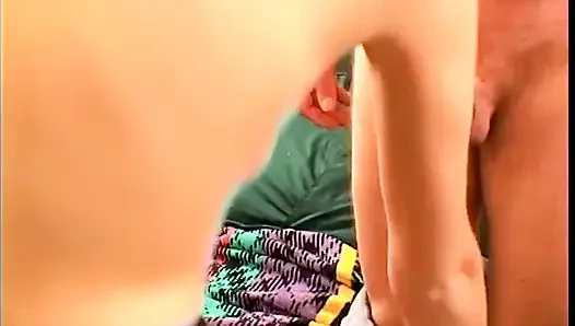 Die wütende blondine Chantz fortune mit dicken möpsen macht den arsch des typen in brand und poliert ihn mit einem riesigen strap-on