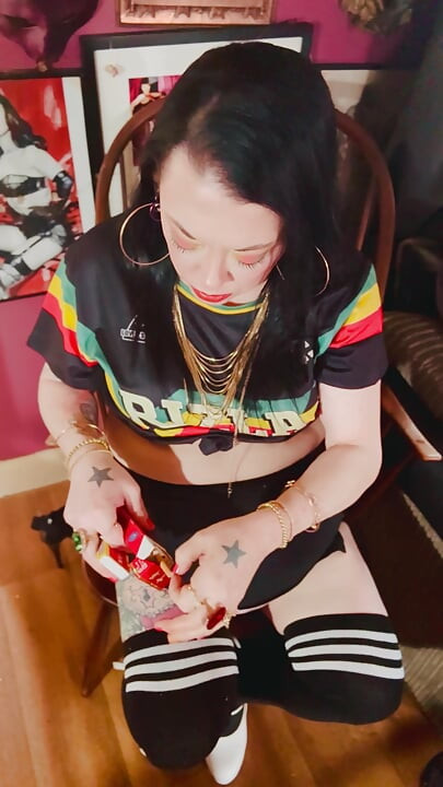 O tartă britanică Tina Snua Chain fumează 2 țigări chinezești cu potrivire de aprindere - OMI OME Snap Inhales