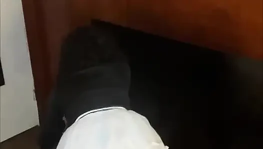 Mein zierliches Goth-zimmermädchen bückt sich immer wieder und ich konnte mir nicht helfen