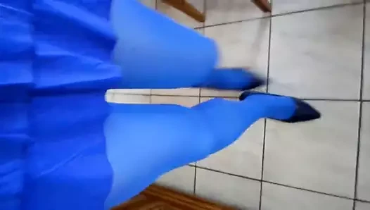 je marche en collant opaque bleu