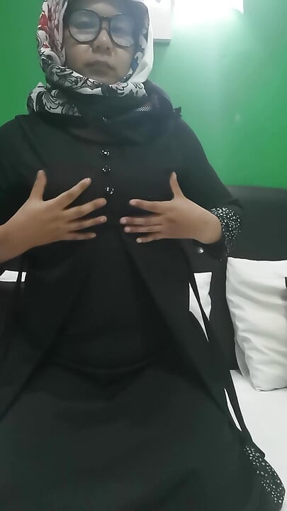 Play girl with big butt on her bed