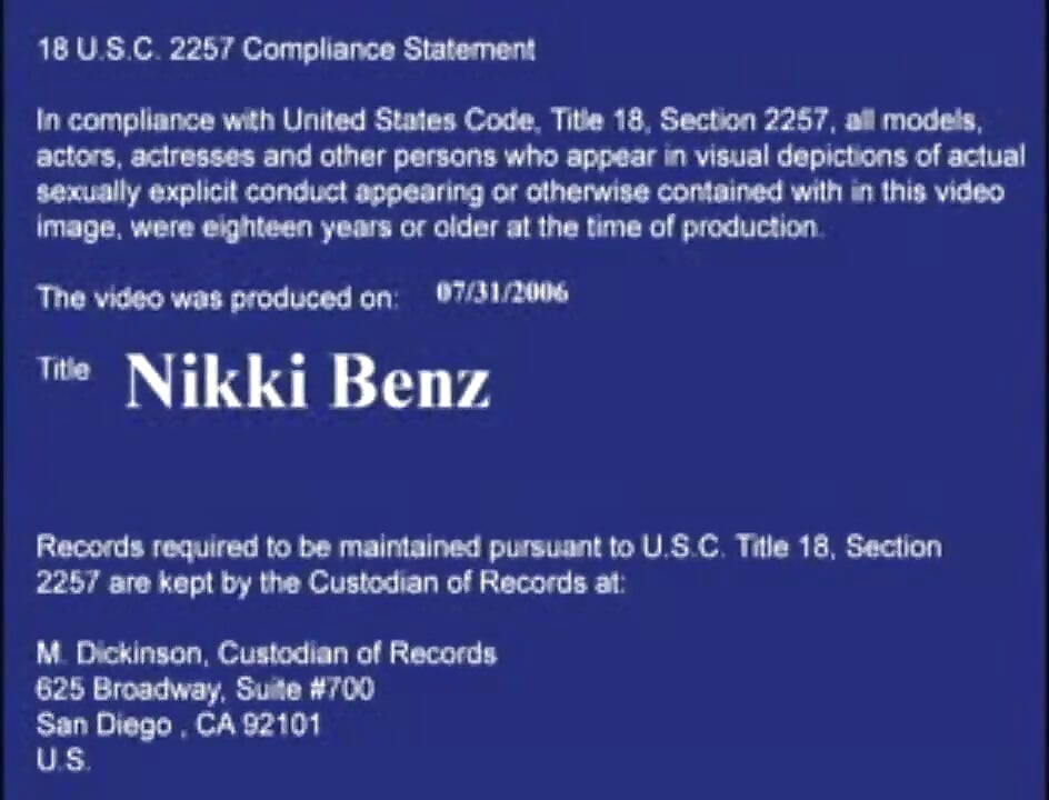 Nikki Benz rucha się na kanapie z tatuażami