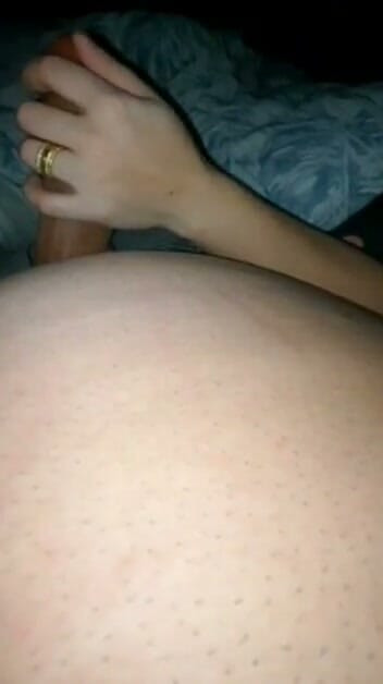 침대에서 9인치 자지 빨아주는 새엄마 핸잡 배다른 아들 | 클립 1