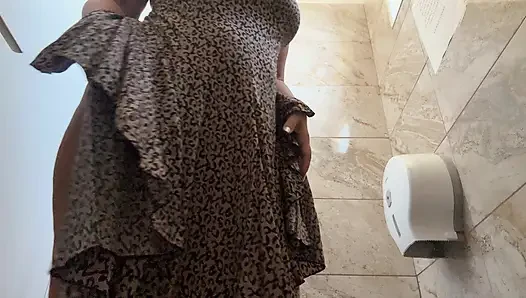 Eine geile reife MILF ist sehr erregt und reibt ihre muschi auf der toilette im büro.