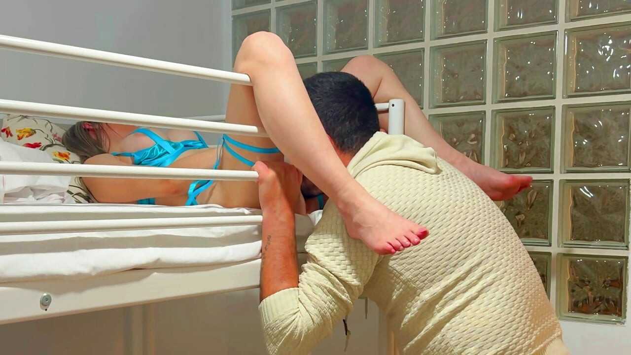 The Stepdad Has His Horny Stepdaughter's Pussy for Breakfast !