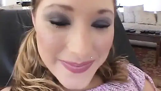 Hinreißender junger sexpot drang hart ins wohnzimmer ein