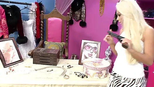 Сцена милфы в трусиках - 2_Threesome грудастых милф-блондинок наслаждаются обменом спермой в рот