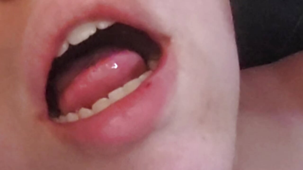 用我的震動棒，然後舔起我甜美的精液