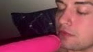 Olivia's cuck houdt van zijn roze dildo