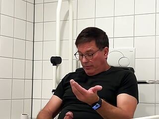 चिकित्सा भवन में एक सार्वजनिक टॉयलेट में लंड हिलाना। अप्रकाशित