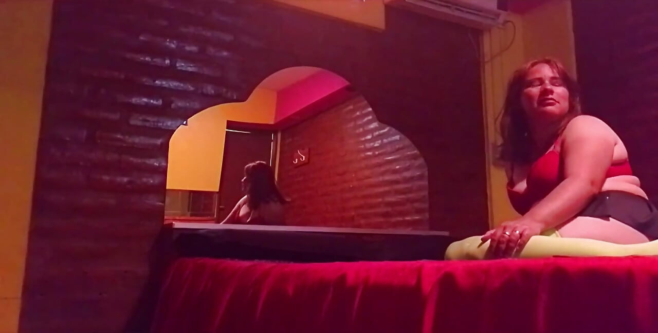 Eu chupo sua bunda e buceta em um motel barato