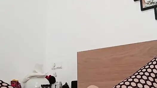 Alternative-mädchen in ganzkörper-netzstrümpfen masturbiert und kommt