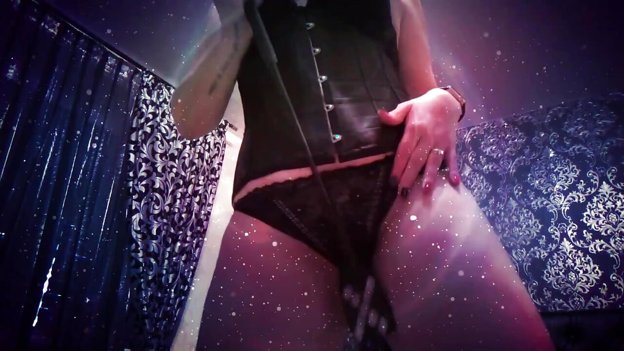 お前は俺の女の力の下にある!私の女の奴隷を崇拝しろ!匂いを嗅いでみろ!