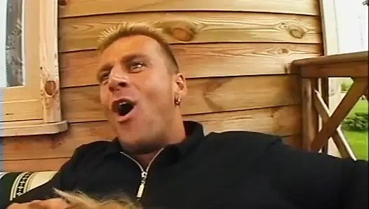 Güzel memeli genç sarışın canavar yarakla sikiliyor ve yüzüne boşalıyor