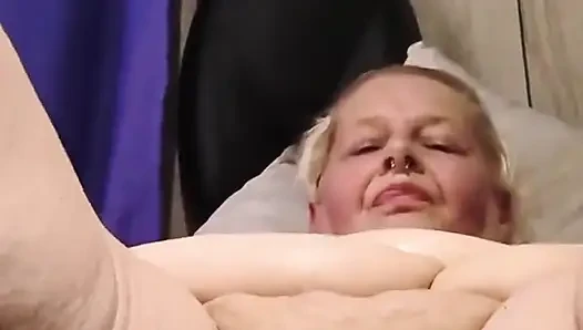 Чудовищный вибратор лечит ее киску, она бьет