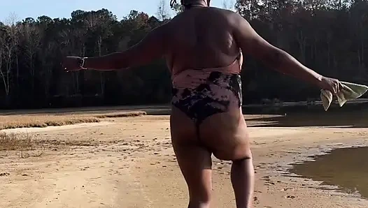 EBONY COUGAR TWERKING ON THE BEACH IN A SWIMSUIT