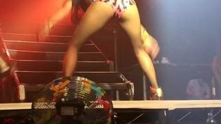 Nicole Scherzinger twerking dans concrt