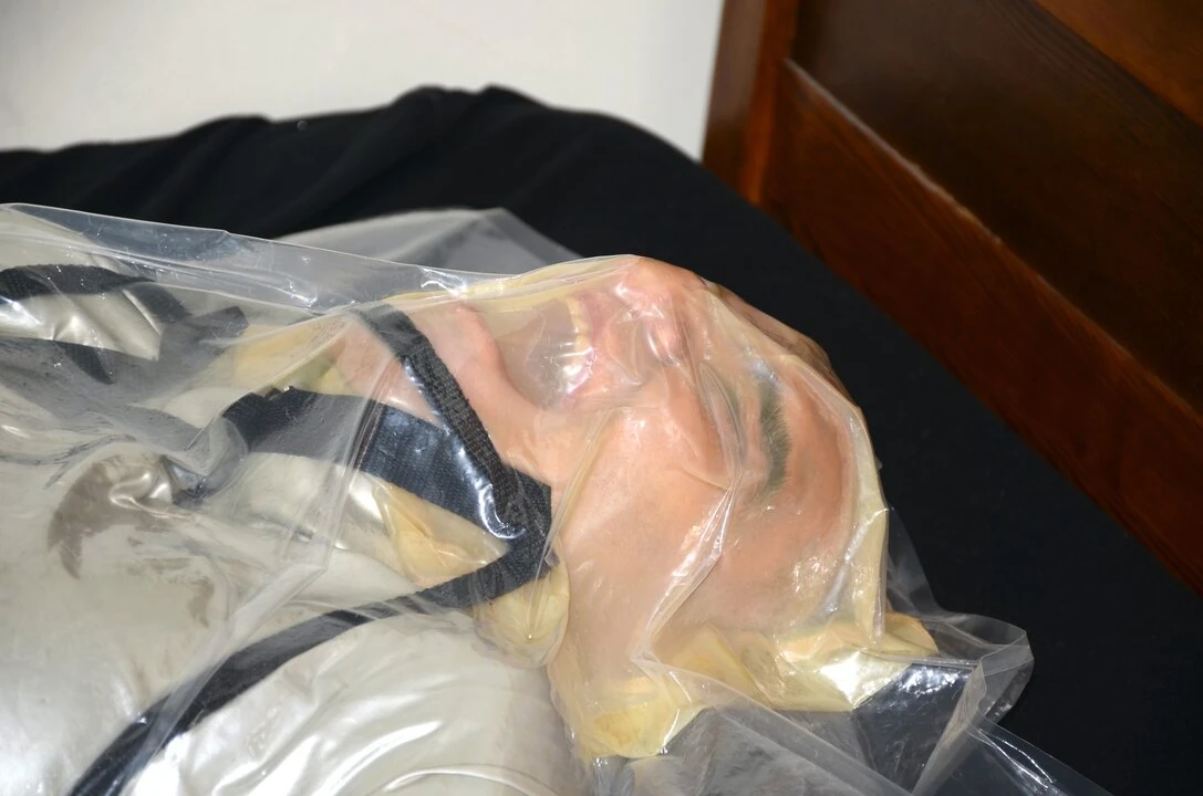 Mac 21 2023 - dikotek dalam trenchcoat lateks perak saya dengan tudung bernafas belon kepala lateks saya