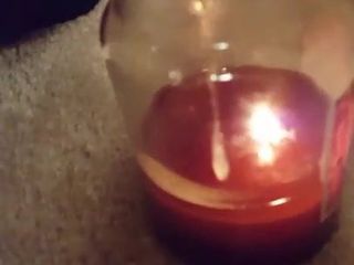 Plameny svíček stříkají do vzduchu, když na něj kape moje sperma.