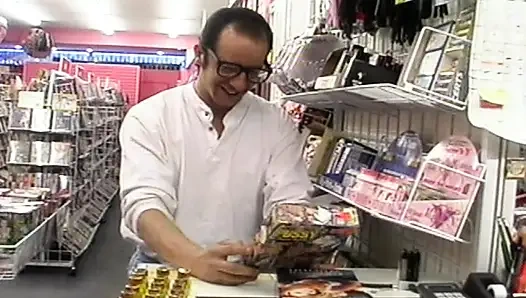 Cewek nakal rambut pirang dientot habis-habisan di dalam mobil sampai muncrat banyak banget