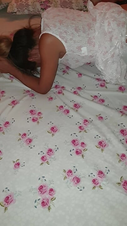 Motosikletli kurye olarak çalışan yaşlı bir adam akşam eve geliyor ve genç sevgilisini tatmin ediyor.