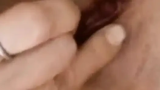 Sıkı amcığıma mastürbasyon yapıyor