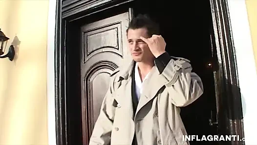 Худенькая шлюшка Lulu трахает большой хуй
