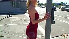 Dojrzały facet podnosi blondynkę w czerwonej spódnicy z ulicy dla obciąganie i kowboj zabawy