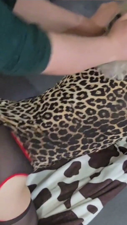 O mamă sexy incitantă în ținută de leopard este futută în pizdă în mai multe poziții și are parte de o ejaculare facială bună | Clip 1