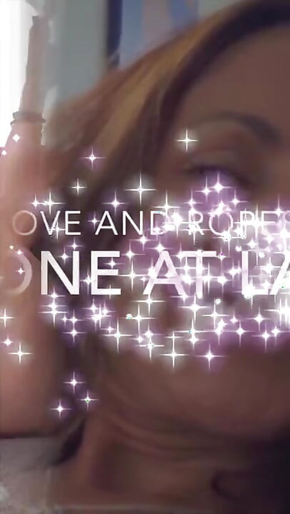 Gospodina excitată poate obține destule orgasme în timp ce se joacă cu pizda ei perfectă