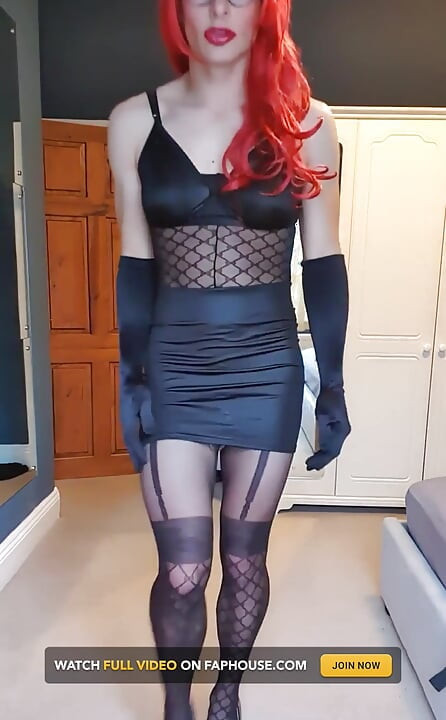 คุณต้องการที่จะสัมผัสไม่ได้คุณทํางานมือของคุณไปทั่วตัวผ้าไนลอนของฉันเลื่อนมือขึ้นและลงขายาวของฉัน