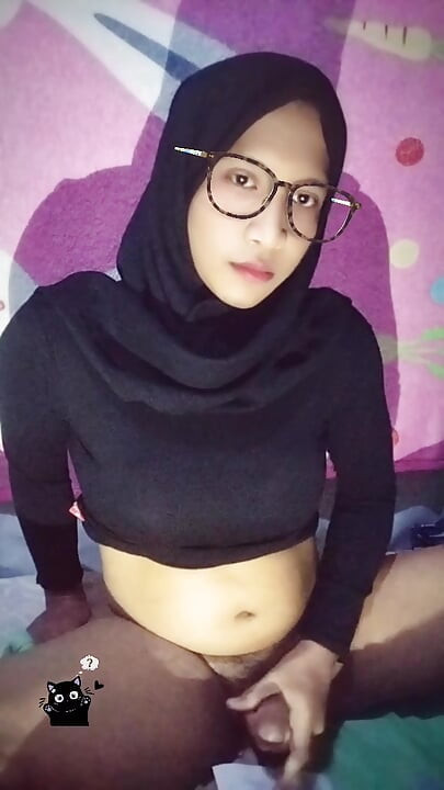 Menina hijab vai para casa do trabalho