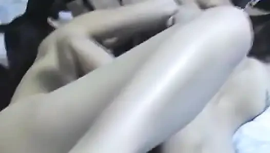 Azgın lezbolar oturma odasında ateşli üçlü seks yapıyor