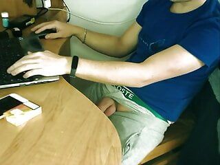 Garoto adolescente se masturbando perto da mesa enquanto trabalha online