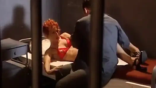 Schlampe in einer gefängniszelle gefickt