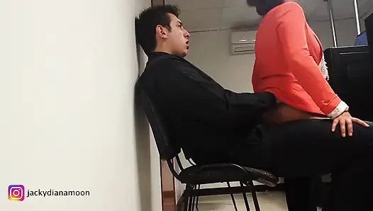 Meine sekretärin kann sich nicht zurückhalten und bittet mich um sex im büro.
