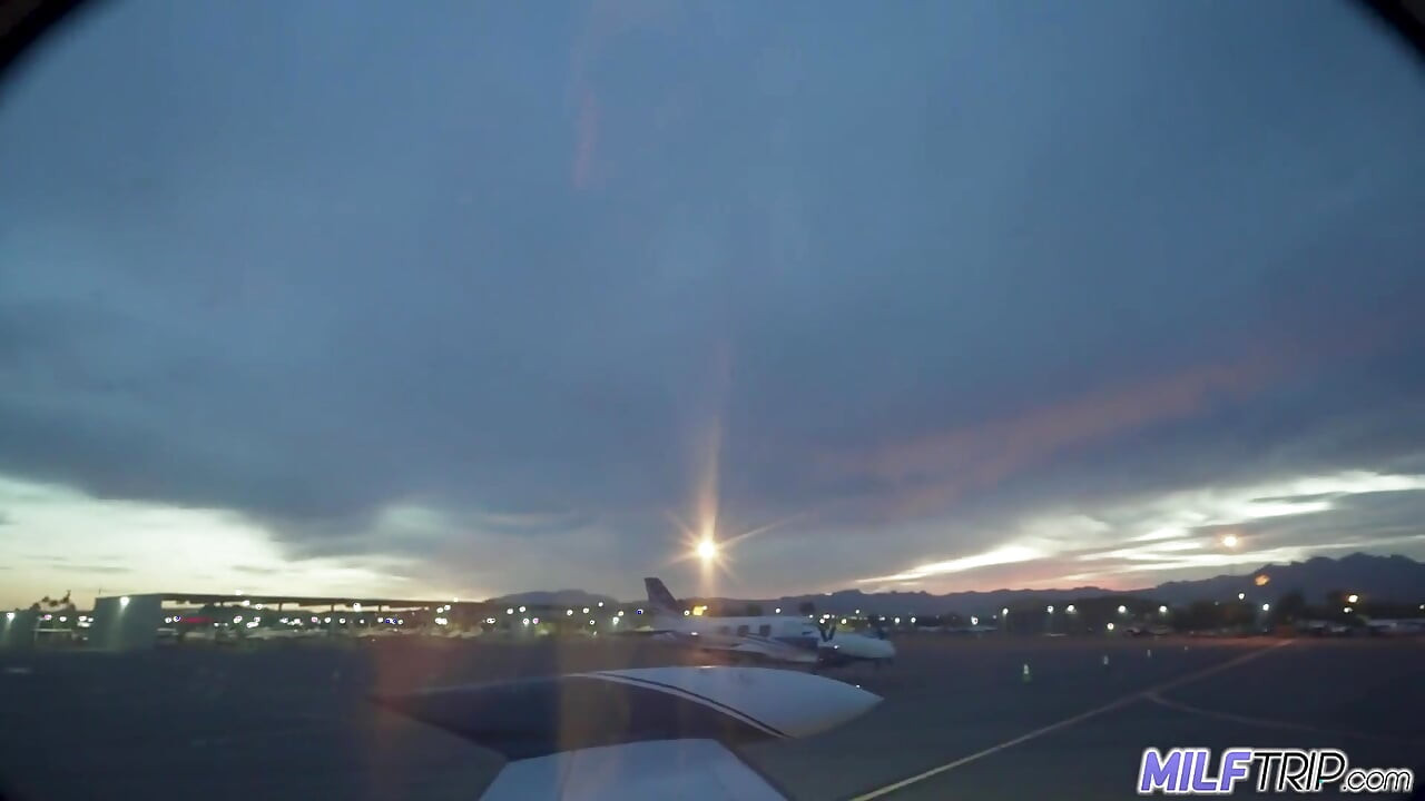 Tante pramugari pribadi milftrip ngentot sama pelanggan kaya