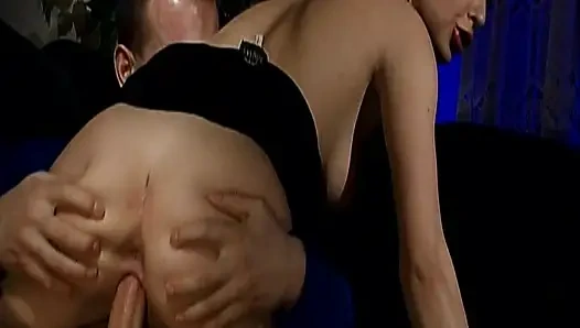 Brünette deutsche mit naturals bekommt anal im cuckold-retro
